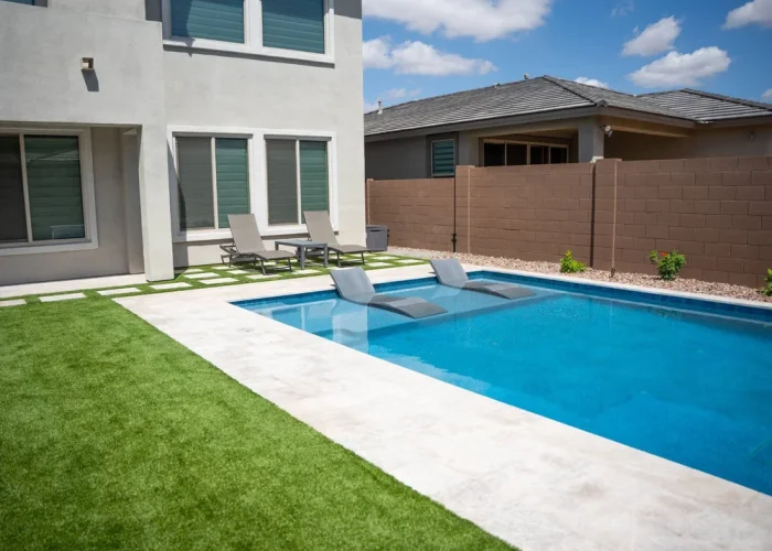 A+backyard+pool+and+lawn+in+Surprise,+AZ+showcasing+contemporary+landscape+design