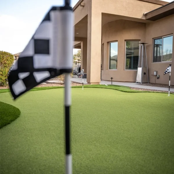 Golf+flag+and+putting+green+beside+patio+in+Scottsdale,+AZ
